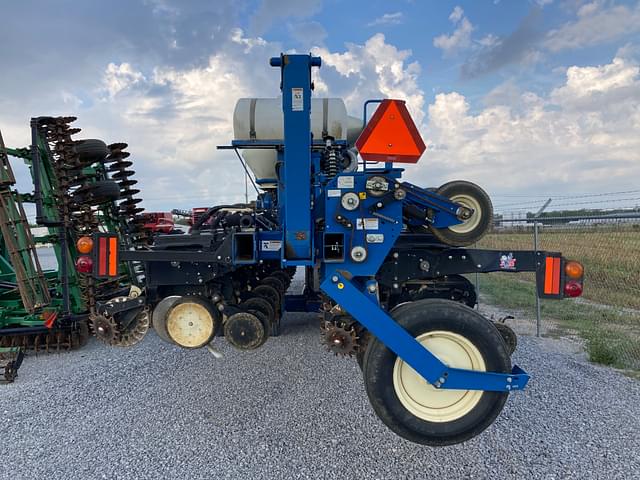 Image of Kinze 3600 equipment image 2