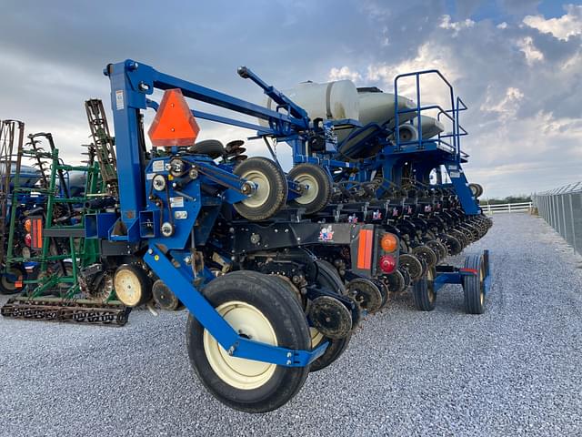 Image of Kinze 3600 equipment image 1