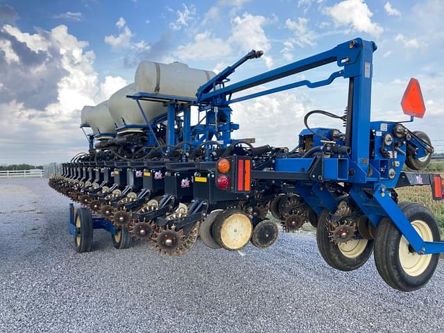 Image of Kinze 3600 equipment image 3