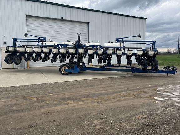 Image of Kinze 3600 equipment image 3