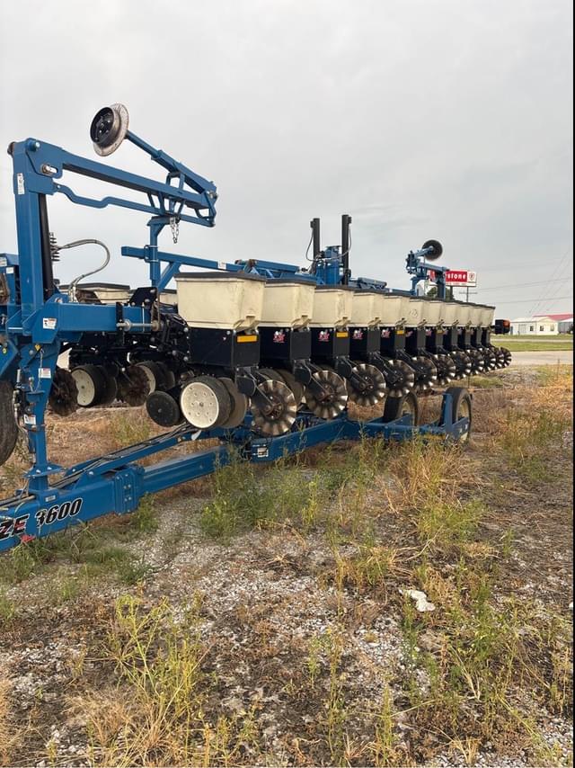 Image of Kinze 3600 equipment image 2