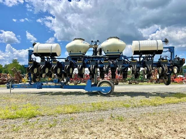 Image of Kinze 3600 equipment image 3