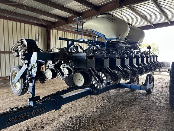 Image of Kinze 3600 equipment image 1