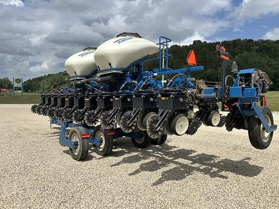 Image of Kinze 3600 equipment image 2