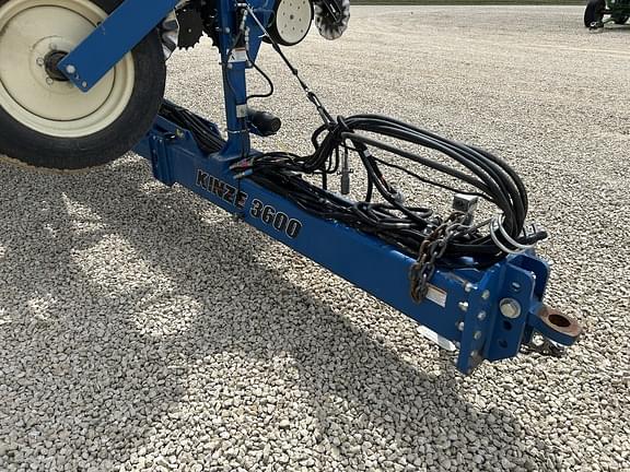 Image of Kinze 3600 equipment image 3
