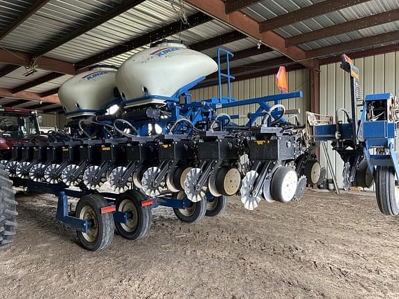 Image of Kinze 3600 equipment image 2