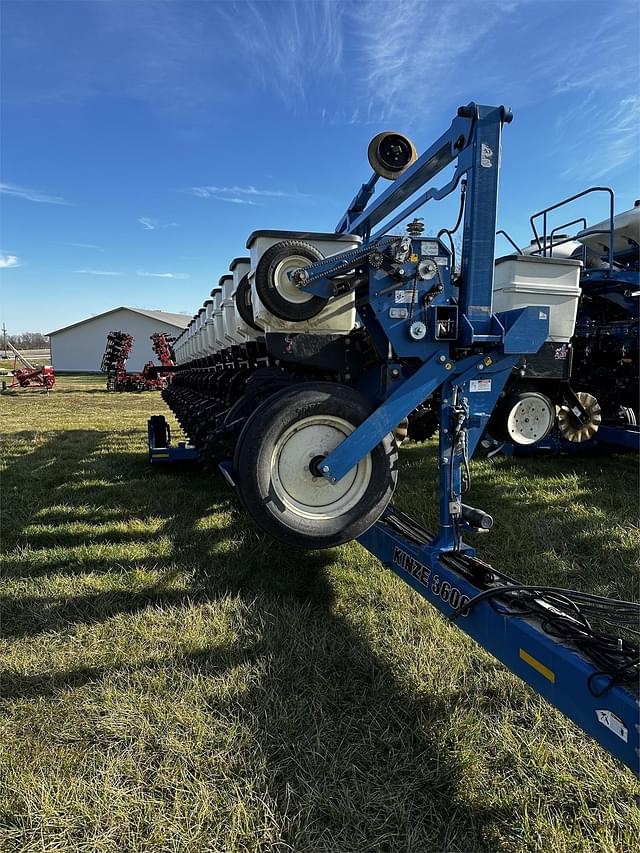 Image of Kinze 3600 equipment image 4