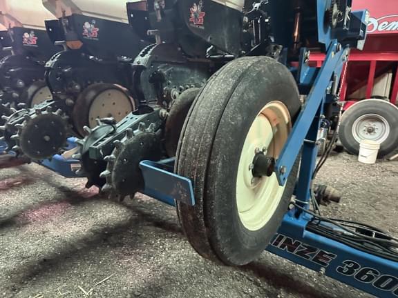 Image of Kinze 3600 equipment image 1