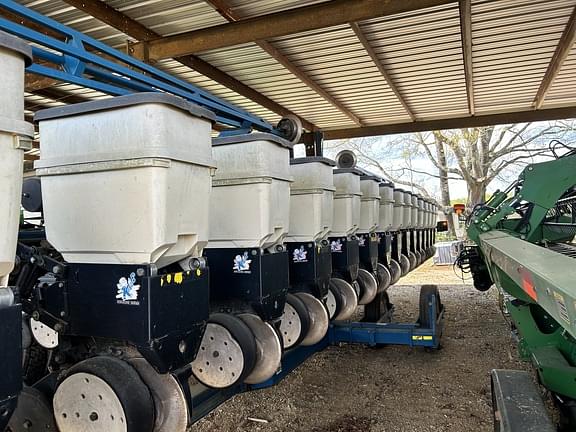 Image of Kinze 3600 equipment image 2