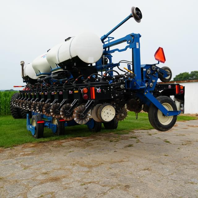 Image of Kinze 3600 equipment image 3