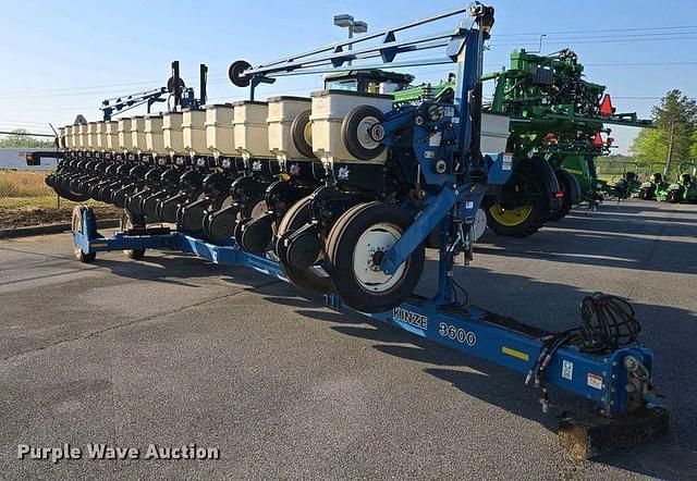Image of Kinze 3600 equipment image 2