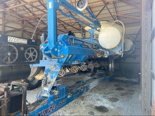 Image of Kinze 3660 equipment image 3