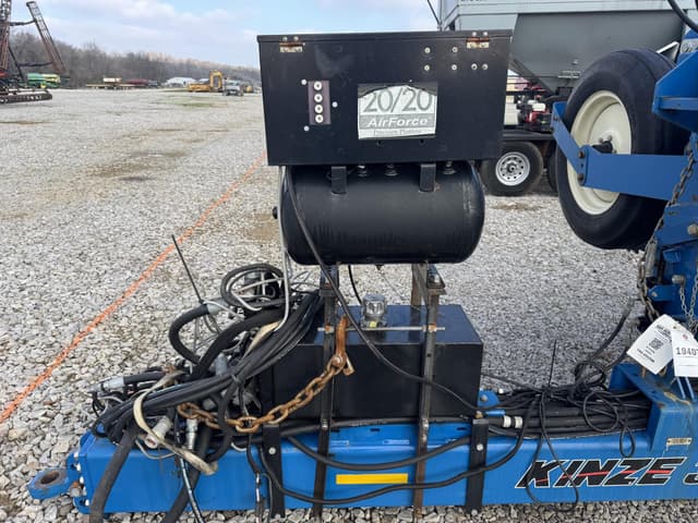 Image of Kinze 3660 equipment image 3