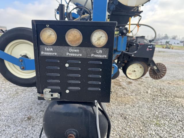 Image of Kinze 3660 equipment image 4