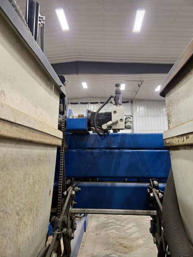 Image of Kinze 3660 equipment image 4