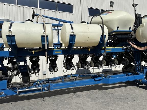 Image of Kinze 3660 equipment image 3