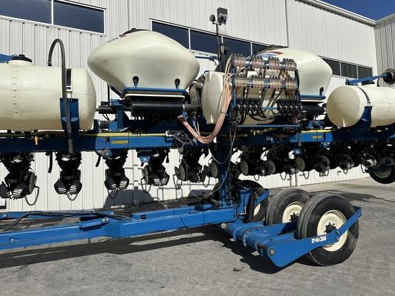 Image of Kinze 3660 equipment image 4
