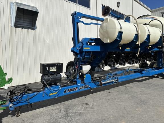 Image of Kinze 3660 equipment image 2
