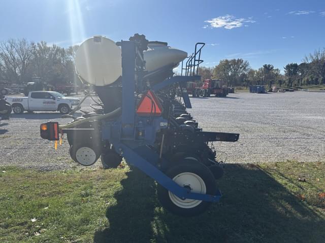 Image of Kinze 3660 equipment image 3