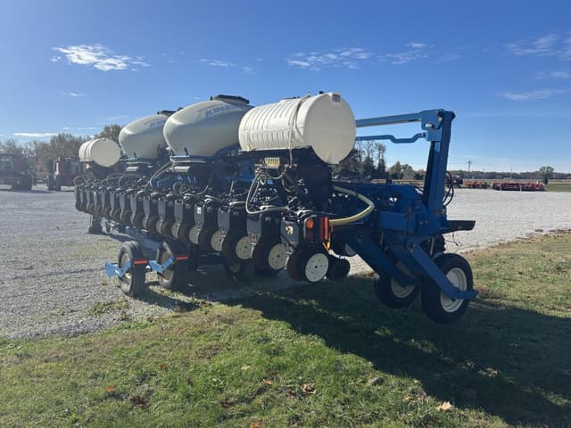 Image of Kinze 3660 equipment image 4