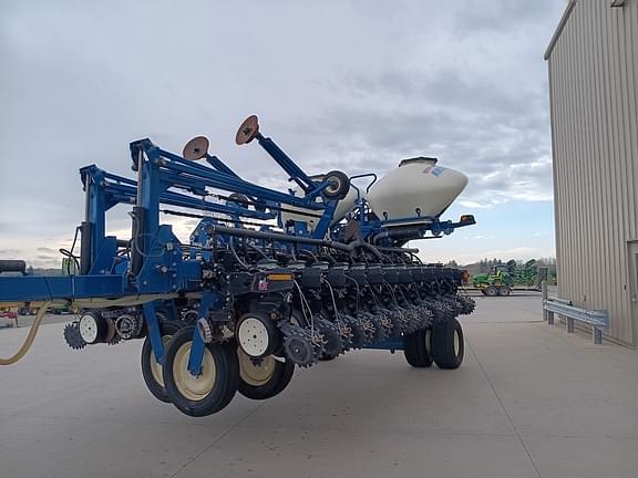 Image of Kinze 3700 equipment image 1