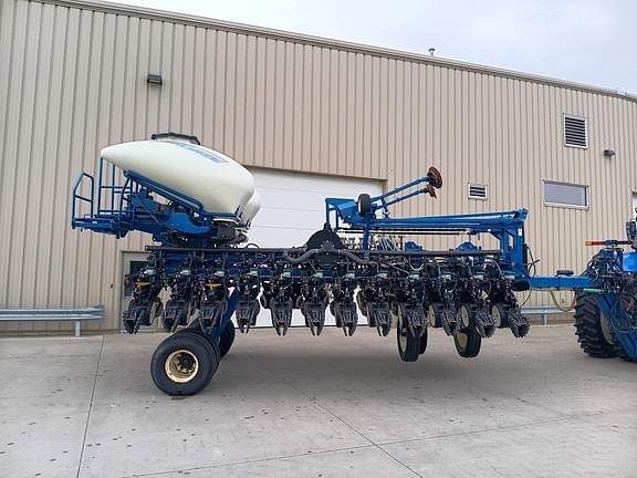 Image of Kinze 3700 equipment image 2