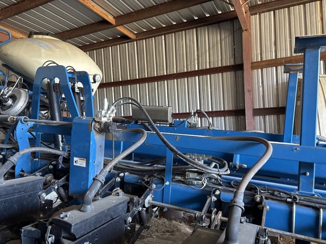 Image of Kinze 3800 equipment image 1