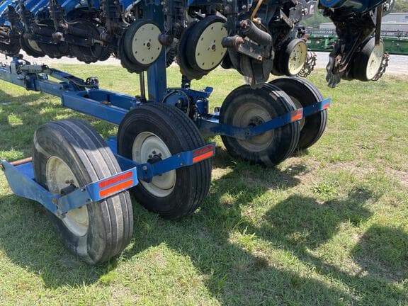 Image of Kinze Planter equipment image 4