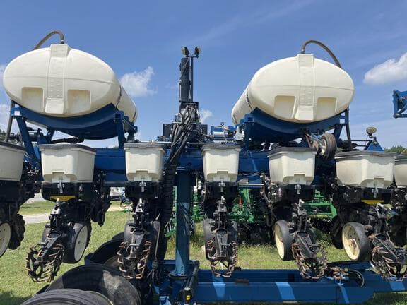 Image of Kinze Planter equipment image 2