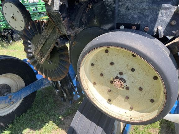 Image of Kinze Planter equipment image 3