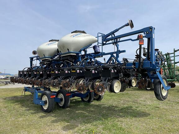 Image of Kinze Planter equipment image 1