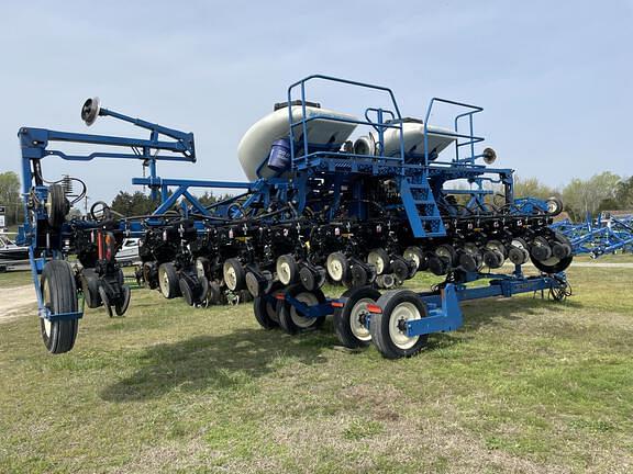 Image of Kinze Planter equipment image 2