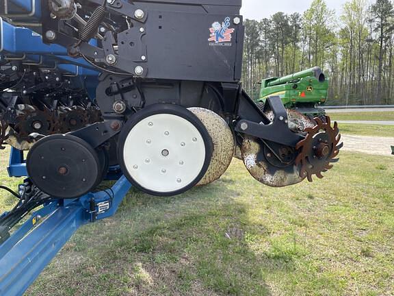 Image of Kinze Planter equipment image 3