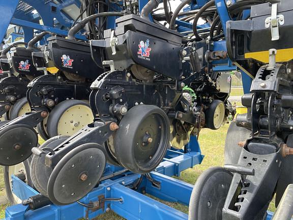 Image of Kinze Planter equipment image 4