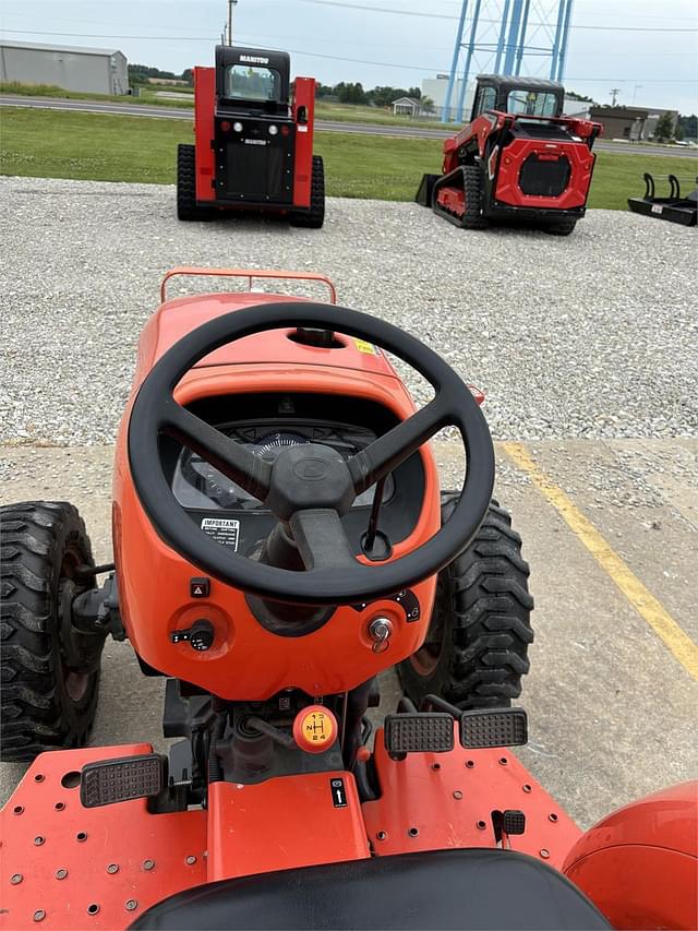 Image of Kubota L3200D equipment image 4