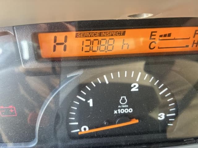 Image of Kubota L3940HSTC equipment image 3