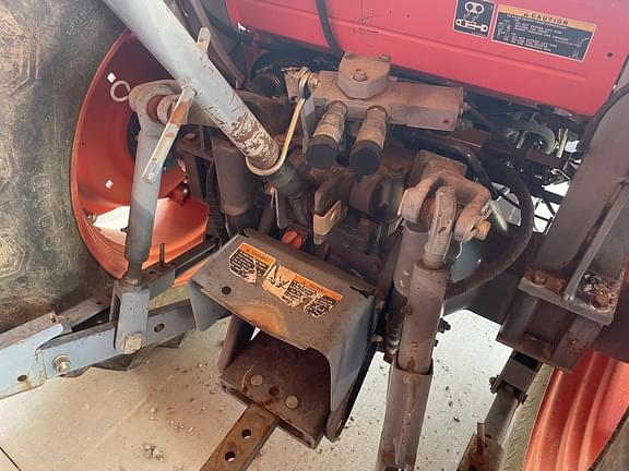 Image of Kubota M7040 equipment image 4