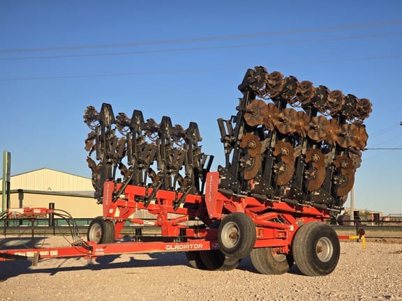 2013 Kuhn Krause Gladiator 1200 Equipment Image0