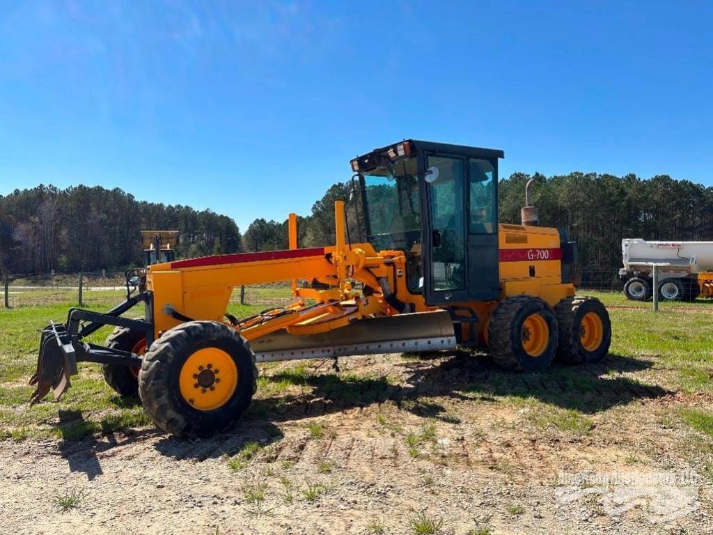 2013 LeeBoy G-700 Equipment Image0