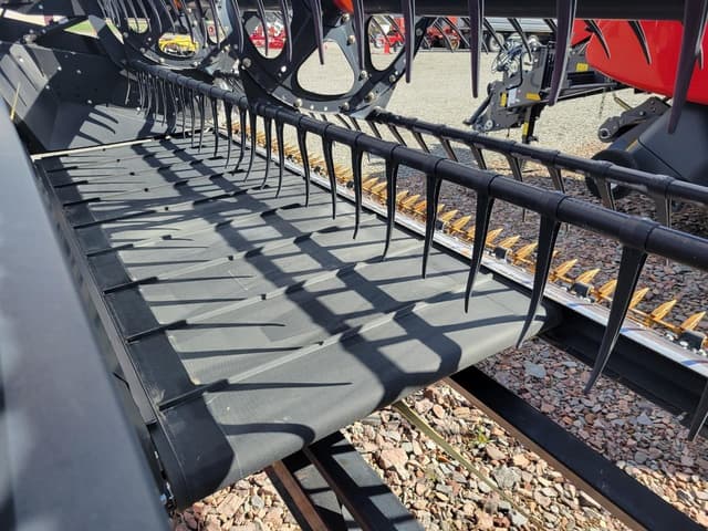 Image of MacDon D65 equipment image 4