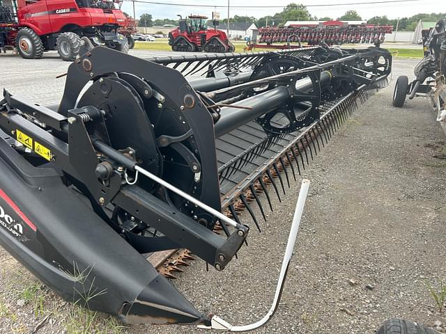 Image of MacDon FD75S equipment image 3