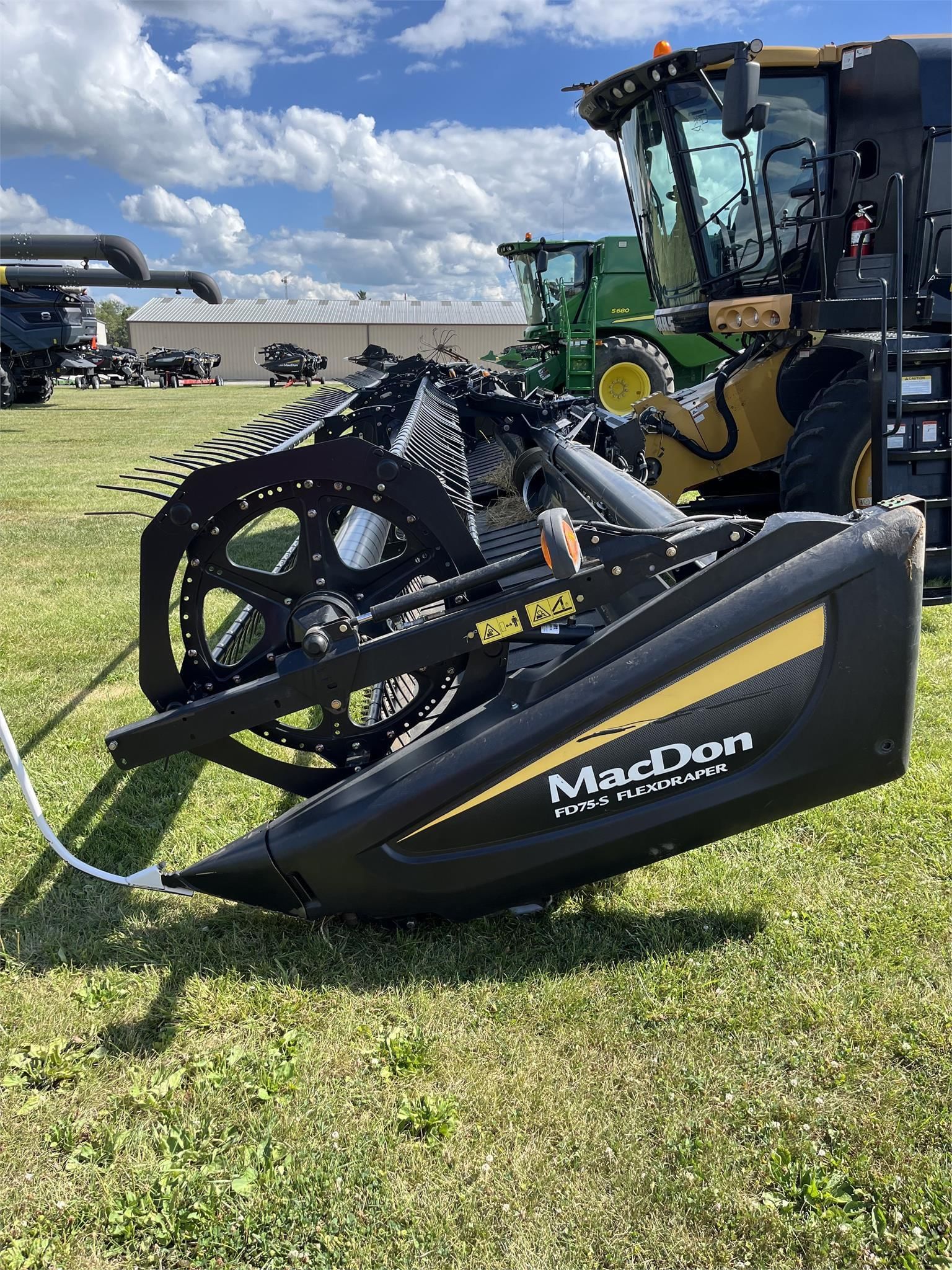 2013 MacDon FD75S Equipment Image0