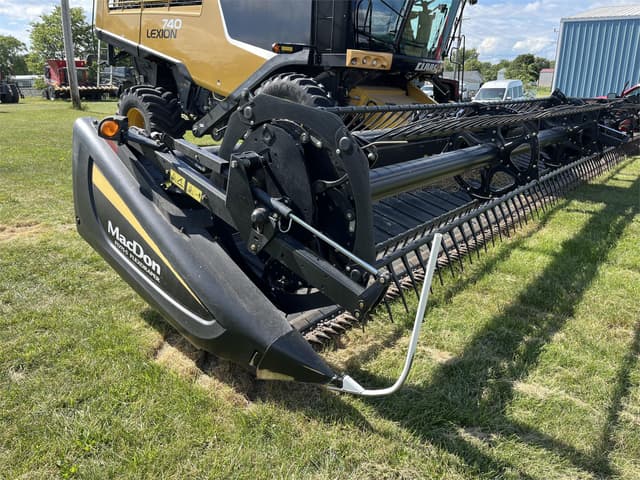 Image of MacDon FD75S equipment image 1