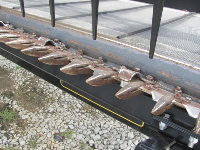 Image of MacDon FD75D equipment image 2