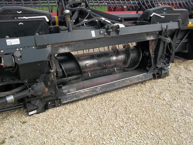 Image of MacDon FD75S equipment image 3