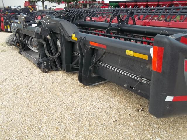 Image of MacDon FD75S equipment image 4