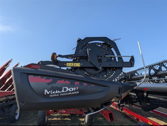 Image of MacDon FD75S equipment image 3