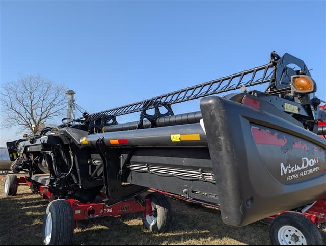 Image of MacDon FD75S equipment image 4