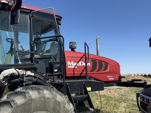 Image of MacDon M205 equipment image 1