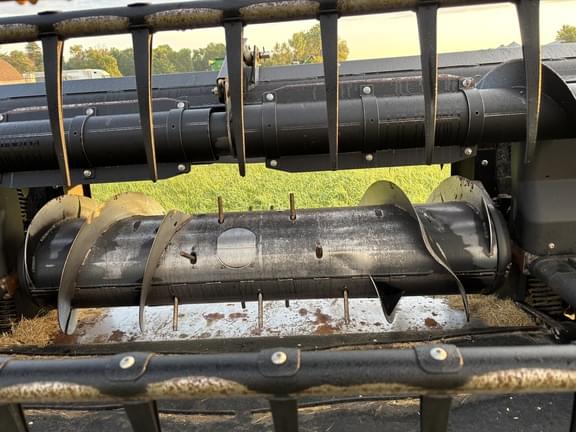 Image of MacDon D65 equipment image 4